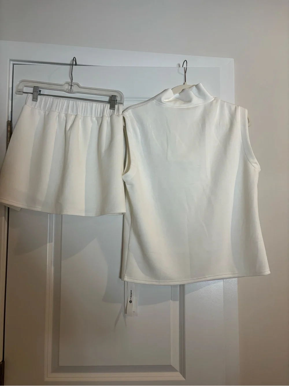 Amazon Women White Sleeveless Zip Mock Neck Top & Skort Set